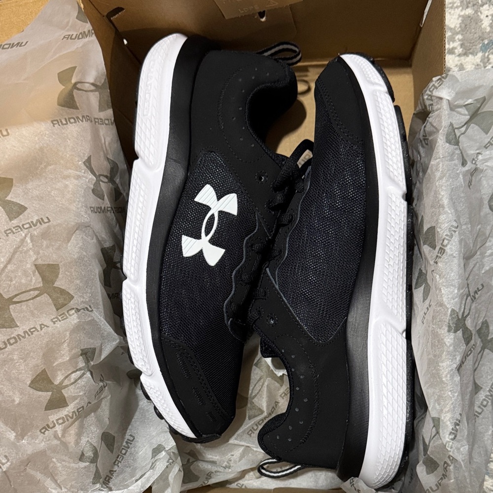 Under Armour women’s Black and White Athletic Shoes size 9